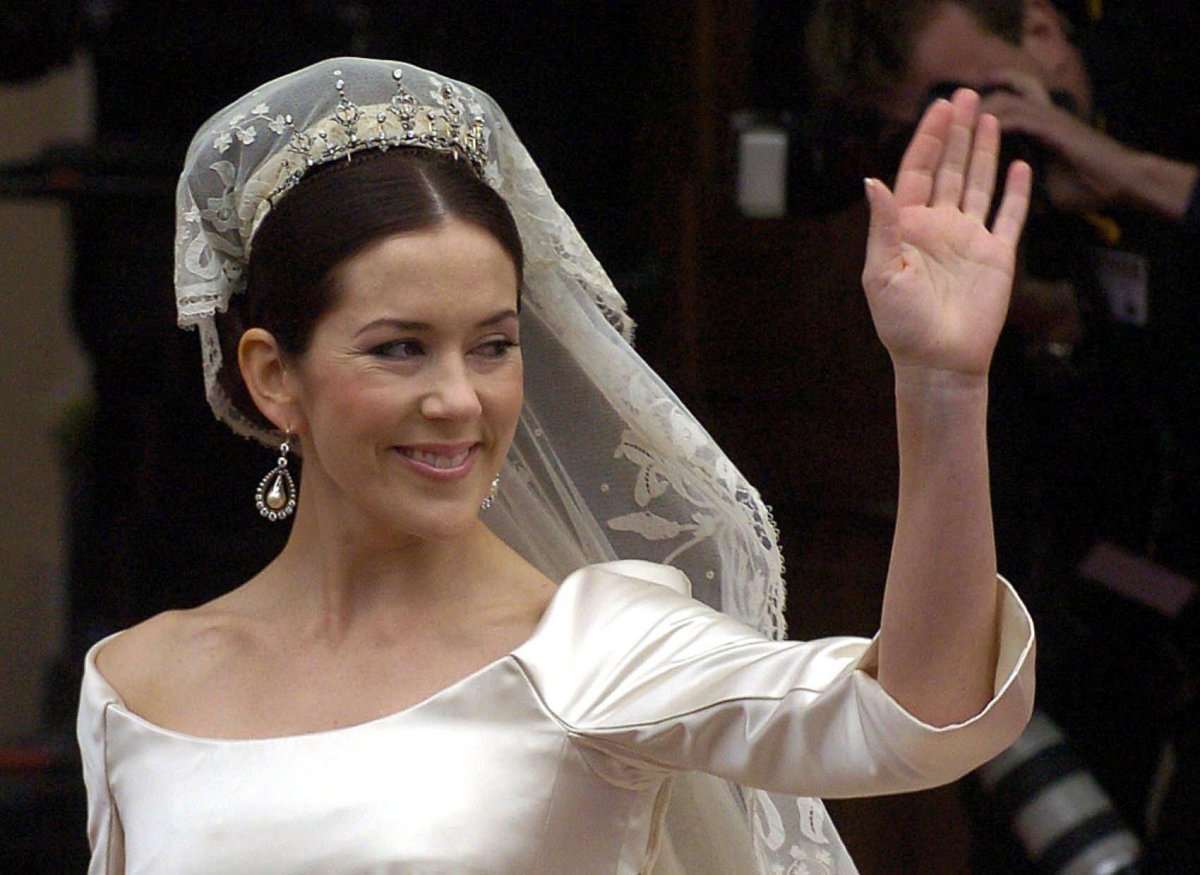 Mary Elizabeth Donaldson arrives for her wedding to the Crown Prince of Denmark in Copenhagen on May 14, 2004 (DPA Picture Alliance/Alamy)
