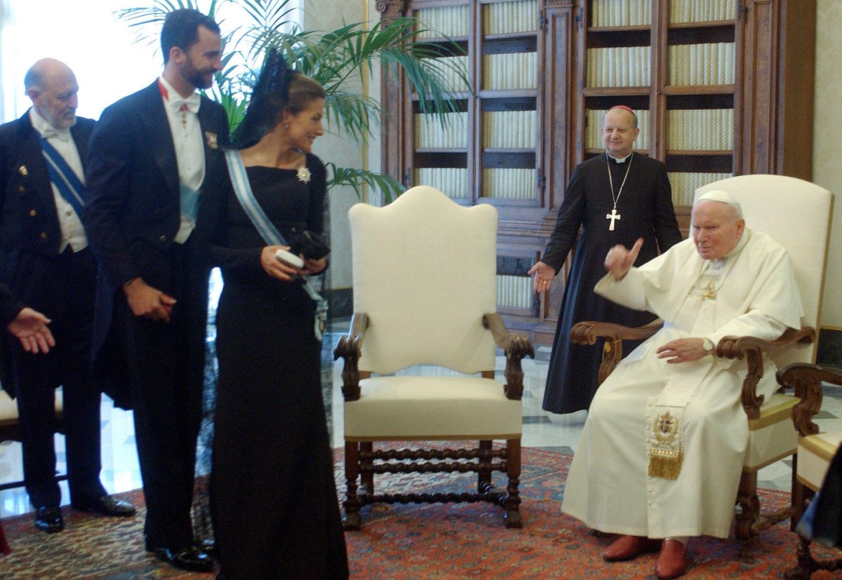 Pope John Paul II receives the Prince and Princess of Asturias at the Vatican, June 2004 (Eric Vandeville/Abaca Press/Alamy)