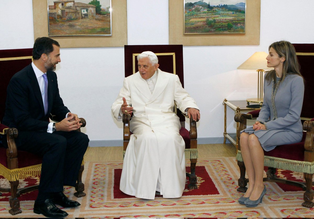 The Prince and Princess of Asturias receive Pope Benedict XVI at the Santiago de Compostela Airport on November 6, 2010 (Abaca Press/Alamy)