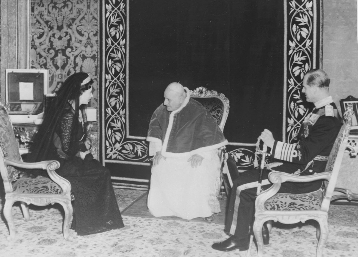 Queen Elizabeth II and the Duke of Edinburgh have an audience with Pope John XXIII at the Vatican on May 5, 1961 (Smith Archive/Alamy)