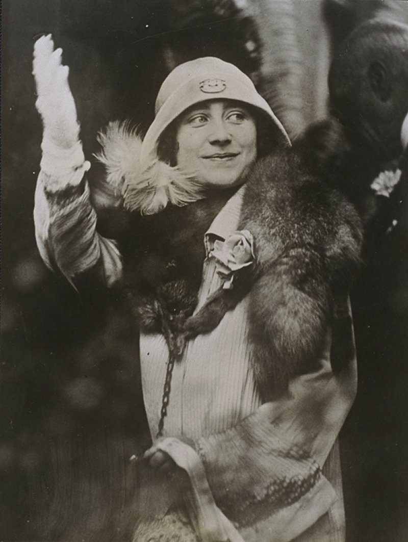 The Duchess of York visits Sydney during the royal tour of Australia, 1927 (Daily Herald Archive)