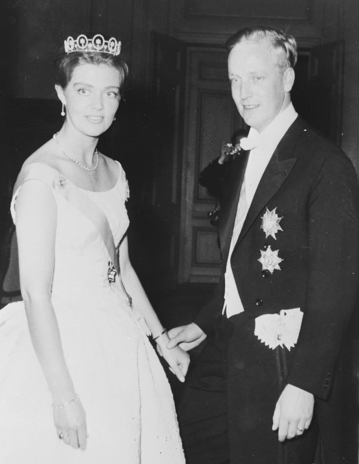 Princess Birgitta of Sweden and Prince Johann Georg of Hohenzollern attend a gala on the eve of their civil wedding ceremony in Stockholm, May 1961 (Smith Archive/Alamy)
