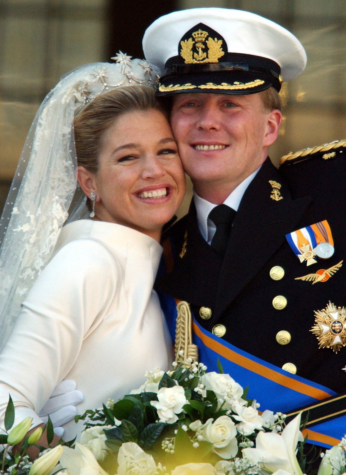 The Prince of Orange and Princess Maxima appear on the balcony of the Royal Palace in Amsterdam after their wedding ceremony on February 2, 2002 (DPA Picture Alliance/Alamy)