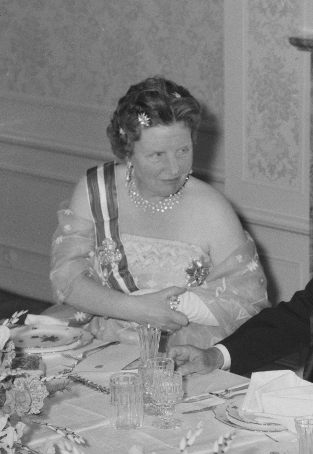 Queen Juliana of the Netherlands a gala dinner at the Austrian Embassy on May 18, 1961 (Wim van Rossem/Anefo/Nationaal Archief)