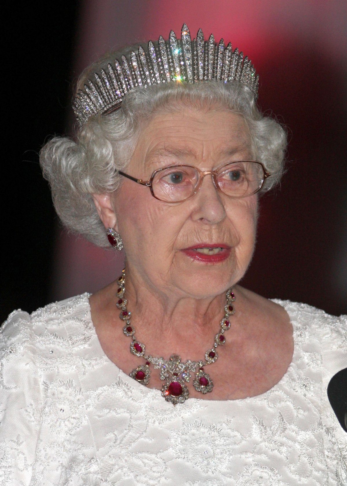 Queen Elizabeth II speaks during a state dinner in Port of Spain on November 26, 2009 (Chris Radburn/PA Images/Alamy)