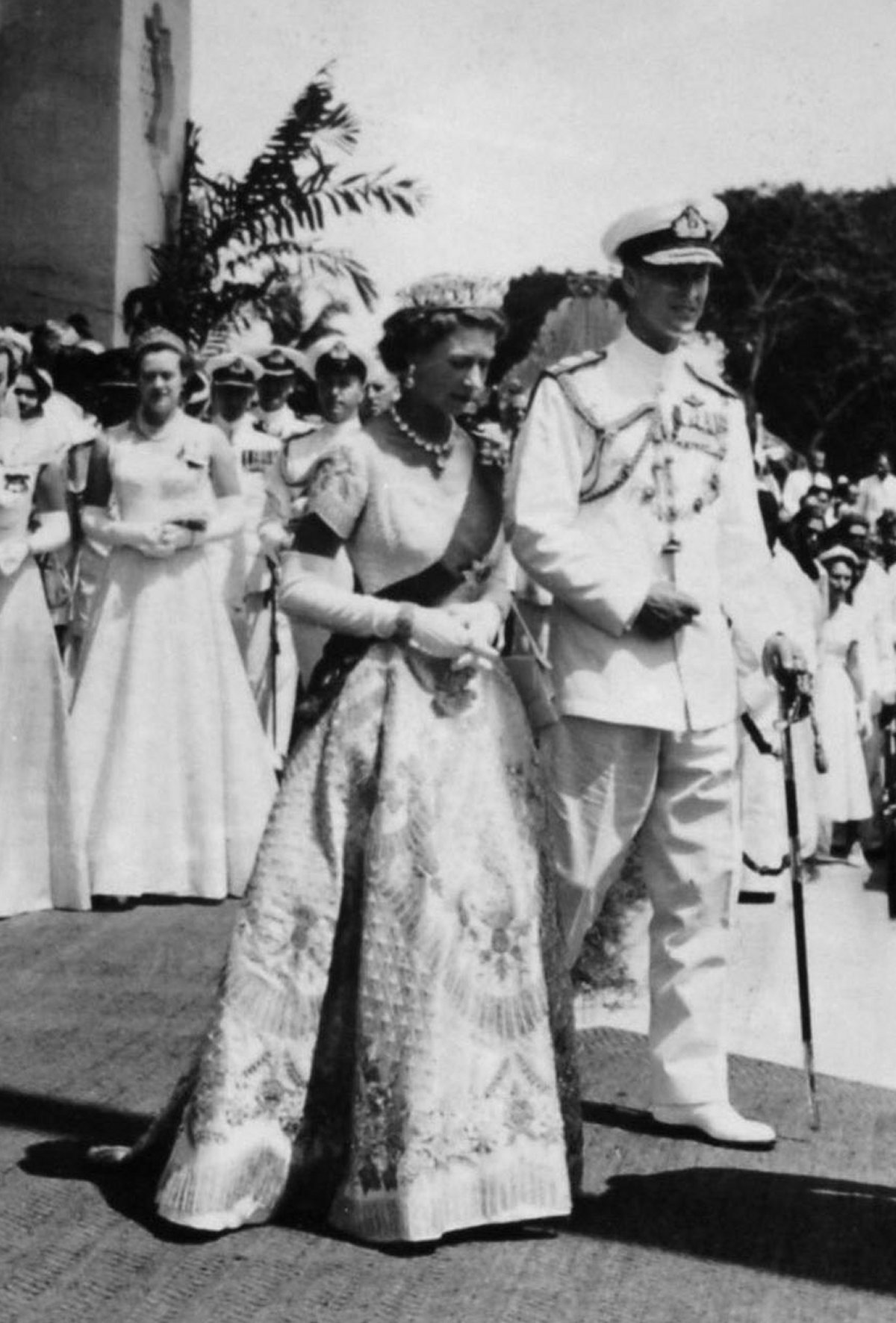 The Queen and the Duke leave Independence Hall in Colombo, April 1954 (PA Images/Alamy)