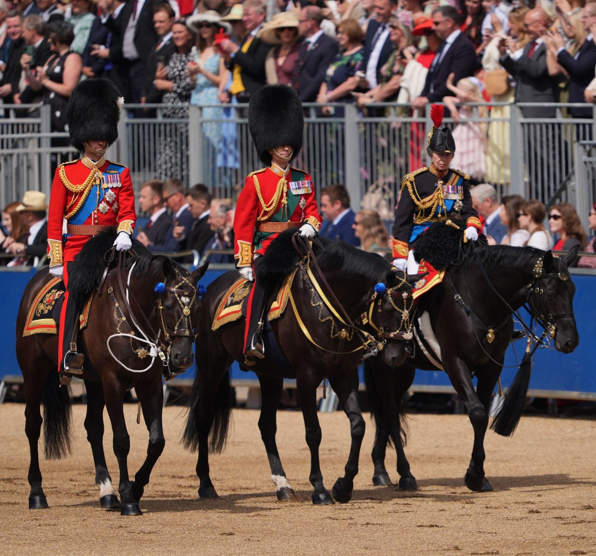 Membros da família real britânica são retratados durante Trooping the Color em Londres em 13 de junho de 2026 (Yui Mok/PA Images/Alamy)