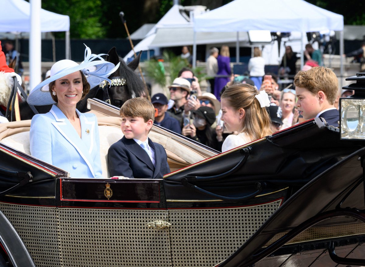 Membros da família real britânica são retratados durante Trooping the Color em Londres em 13 de junho de 2026 (Doug Peters/Alamy)