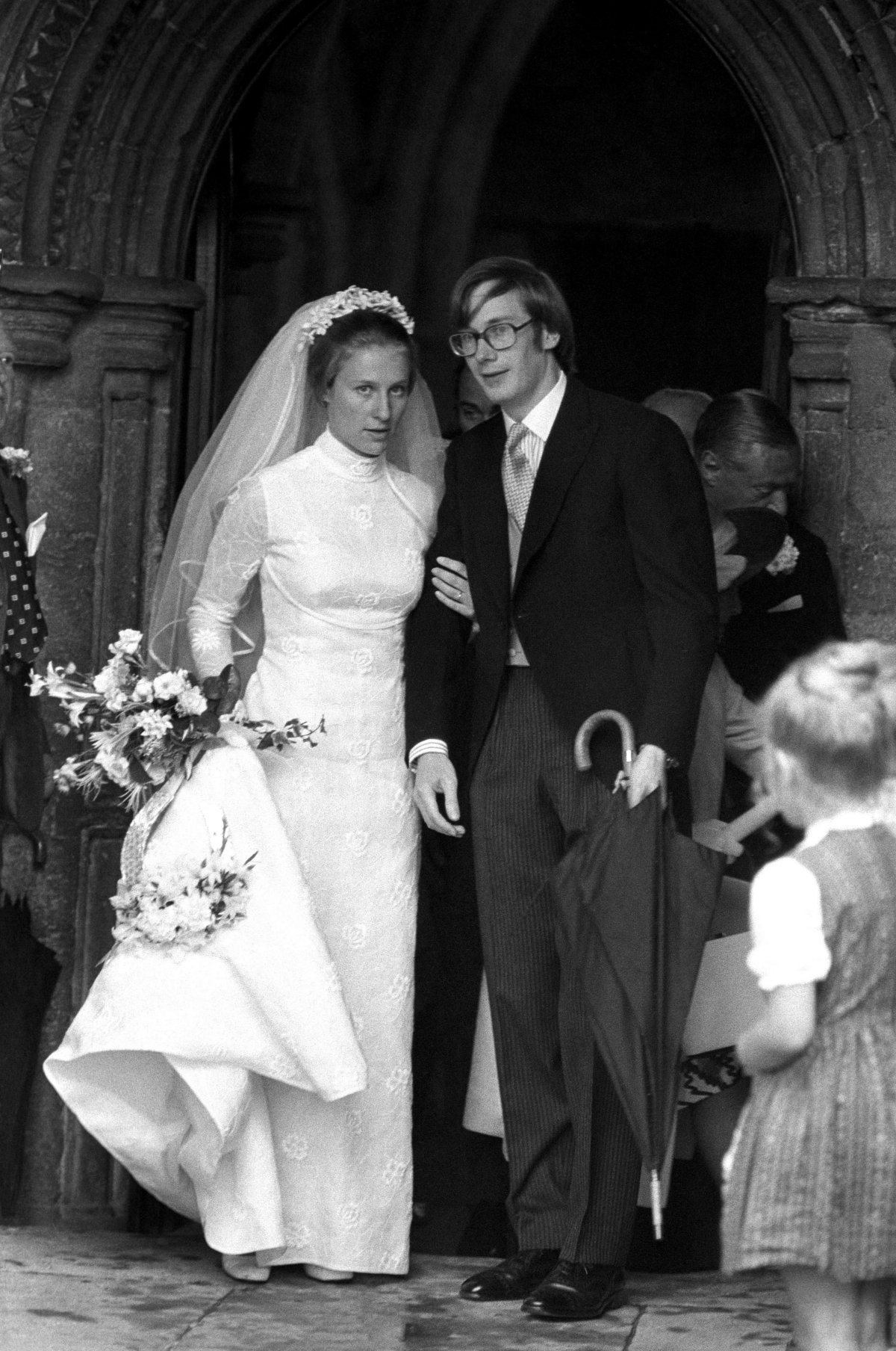 Birgitte van Deurs e o príncipe Richard de Gloucester são retratados no dia do casamento na Igreja de St. Andrew em Barnwell, em 8 de julho de 1972 (PA Images/Alamy)