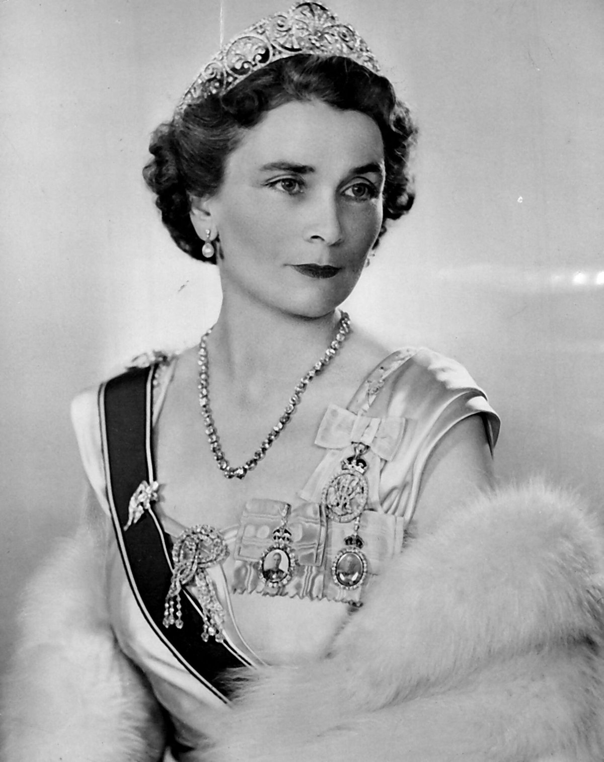 Princesa Alice, Duquesa de Gloucester, posa para a famosa fotógrafa Dorothy Wilding durante a coroação no verão de 1953 (SuperStock/Alamy)