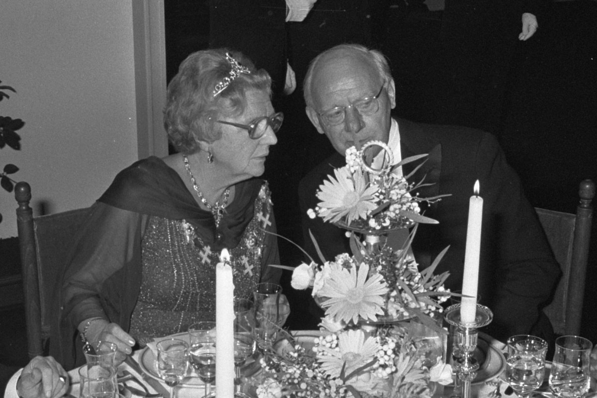 The Queen of the Netherlands attends a dinner at the Rijksmuseum in Amsterdam during the state visit from the King and Queen of Sweden on October 26, 1976 (Bert Verhoeff/Anefo/Nationaal Archief)