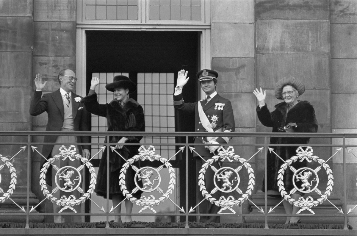 The Queen of the Netherlands, with Prince Bernhard, welcomes the King and Queen of Sweden to Amsterdam on October 25, 1976 (Hans Peters/Anefo/Nationaal Archief)