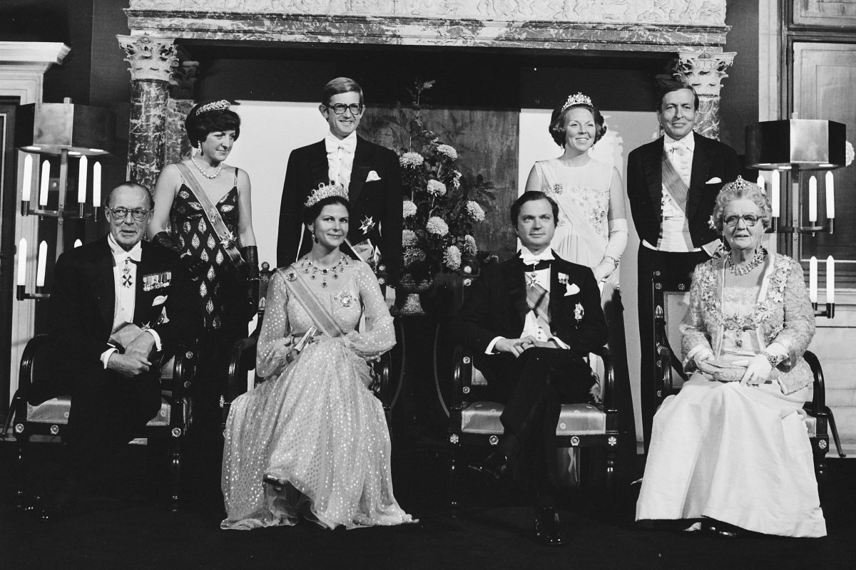 The Queen of the Netherlands, with her husband, daughters, and sons-in-law, hosts a state banquet in honor of the King and Queen of Sweden in Amsterdam on October 25, 1976 ( Bert Verhoeff/Anefo/Nationaal Archief)