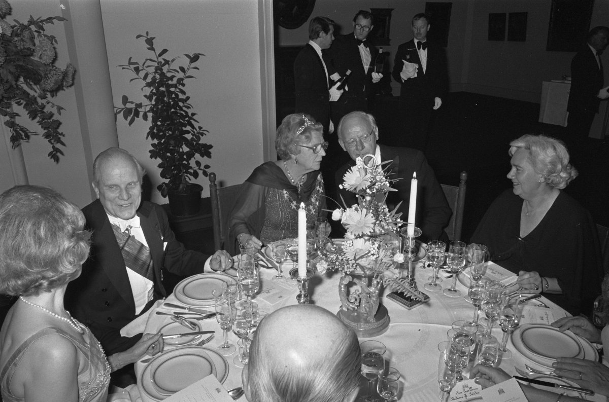 The Queen of the Netherlands attends a dinner at the Rijksmuseum in Amsterdam during the state visit from the King and Queen of Sweden on October 26, 1976 (Bert Verhoeff/Anefo/Nationaal Archief)