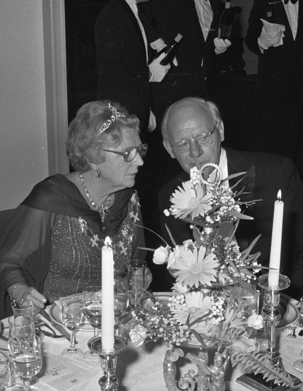 The Queen of the Netherlands attends a dinner at the Rijksmuseum in Amsterdam during the state visit from the King and Queen of Sweden on October 26, 1976 (Bert Verhoeff/Anefo/Nationaal Archief)