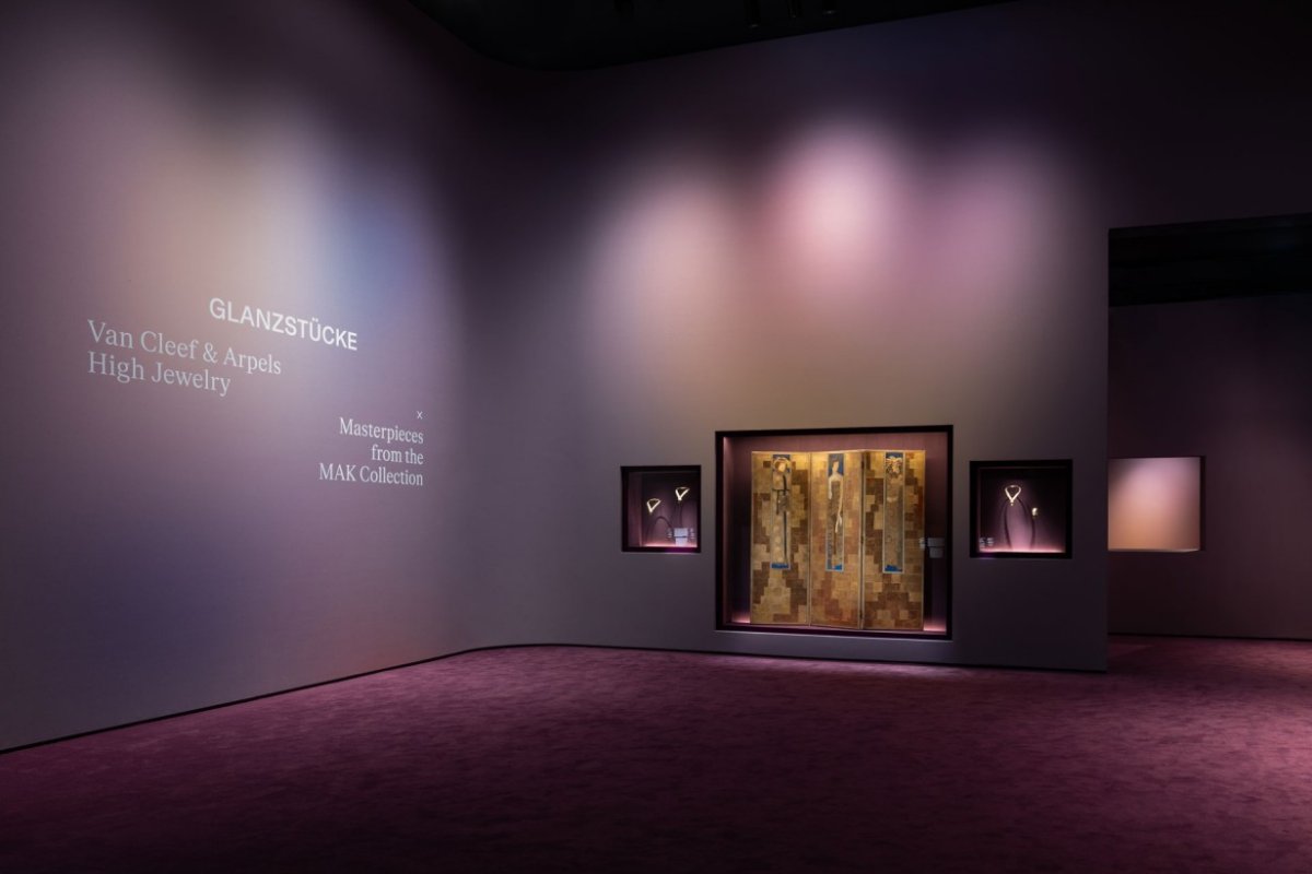 View of "Glanzstücke: Van Cleef & Arpels High Jewelry × Masterpieces from the MAK Collection" at the Museum of Applied Arts (MAK) in Vienna, 2026 (MAK)