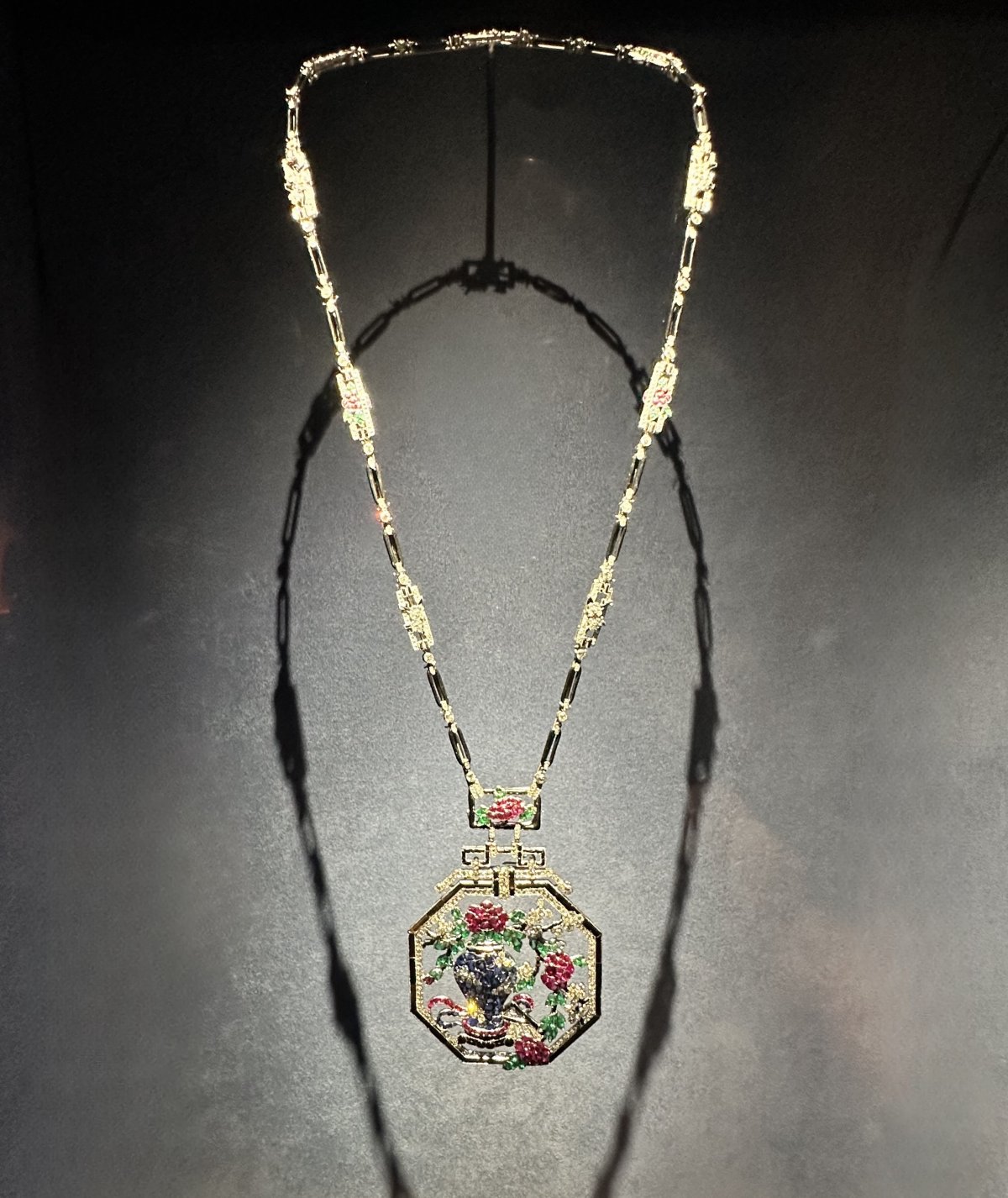 Sautoir necklace with floral design in diamonds, emeralds, rubies, sapphires, onyx, and enamel, made by Van Cleef & Arpels, 1924 (Photo generously shared by Toni)