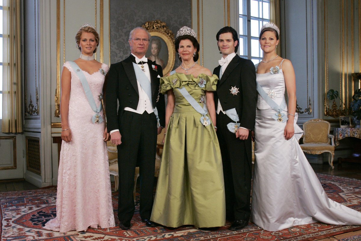 The King and Queen of Sweden, with Princess Madeleine, Prince Carl Philip, and Crown Princess Victoria, celebrate his 60th birthday in Stockholm on April 30, 2006 (Jonas Ekstromer/TT News Agency/Alamy)