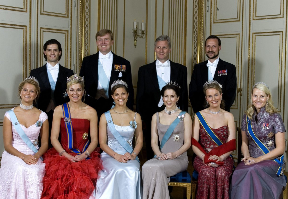 The younger generation of the European royal family poses for a portrait during the King of Sweden's 60th birthday celebrations in Stockholm on April 30, 2006 (Pontus Lundahl/TT News Agency/Alamy)
