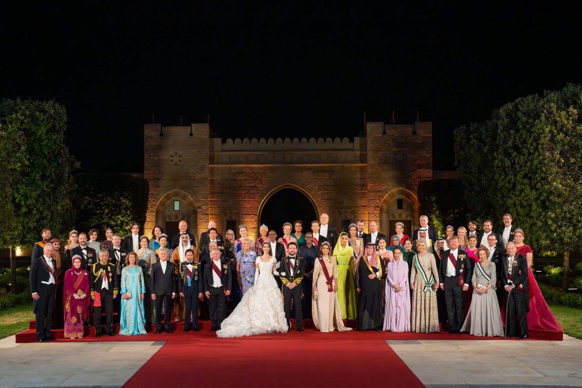 The King and Queen of Jordan host a banquet on the evening of the wedding of Crown Prince Hussein and Princess Rajwa at Al Husseiniya Palace in Amman on June 1, 2023 (Albert Nieboer/Royal Hashemite Court)