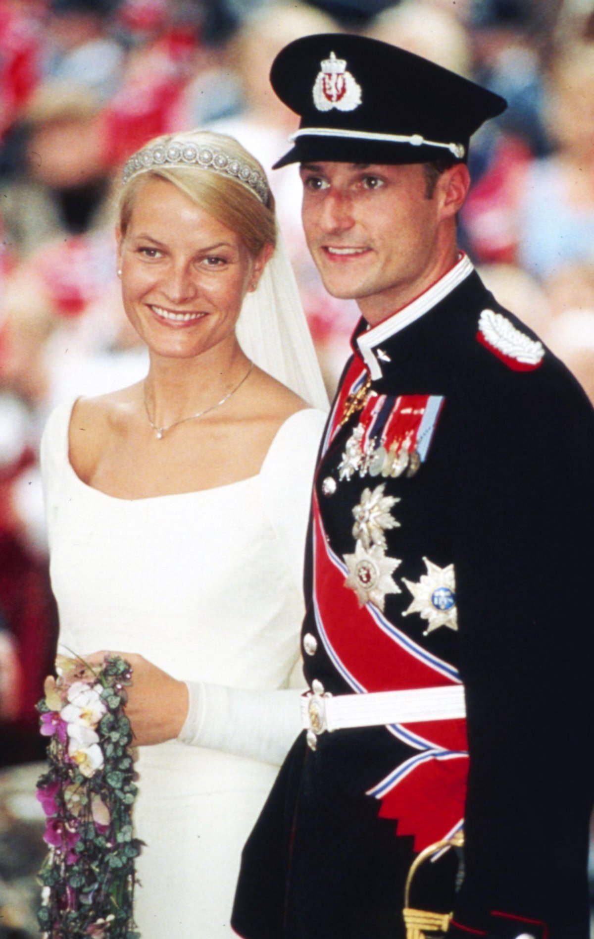 Crown Prince Haakon and Crown Princess Mette-Marit of Norway are pictured during their wedding at Oslo Cathedral on August 25, 2001 (LaPresse/Alamy)
