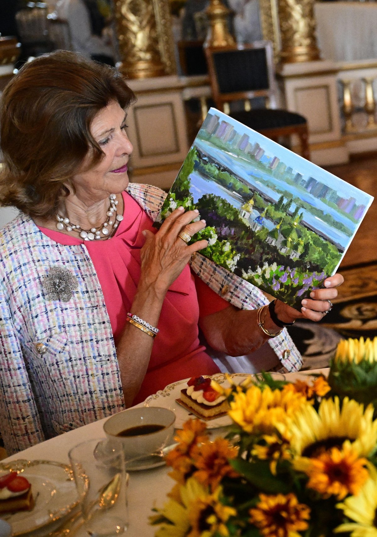 The Queen of Sweden, with Crown Princess Victoria and Princess Madeleine, welcomes war-wounded Ukrainian children to the Royal Palace in Stockholm on August 25, 2026 (Jonas Ekströmer/TT News Agency/Alamy)