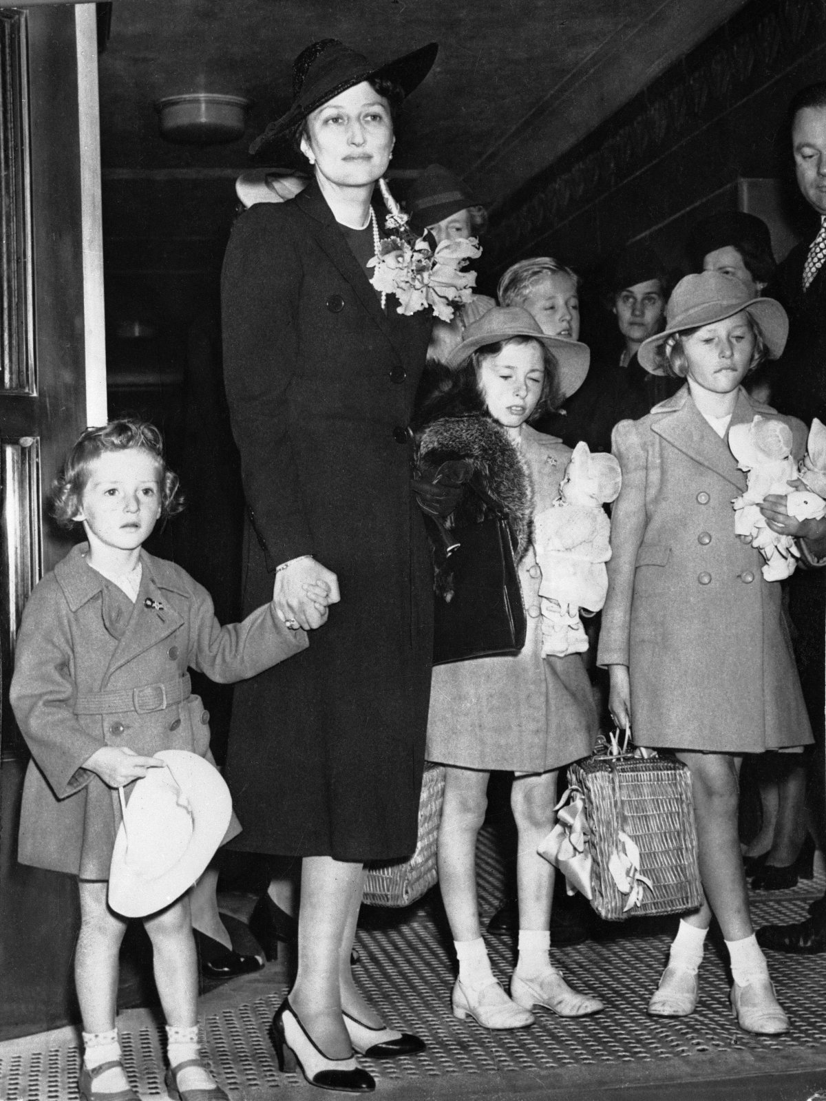 Crown Princess Märtha of Norway arrives at the Waldorf-Astoria Hotel in New York with her children, Prince Harald, Princess Ragnhild, and Princess Astrid, on August 28, 1940 (NTB/Alamy)