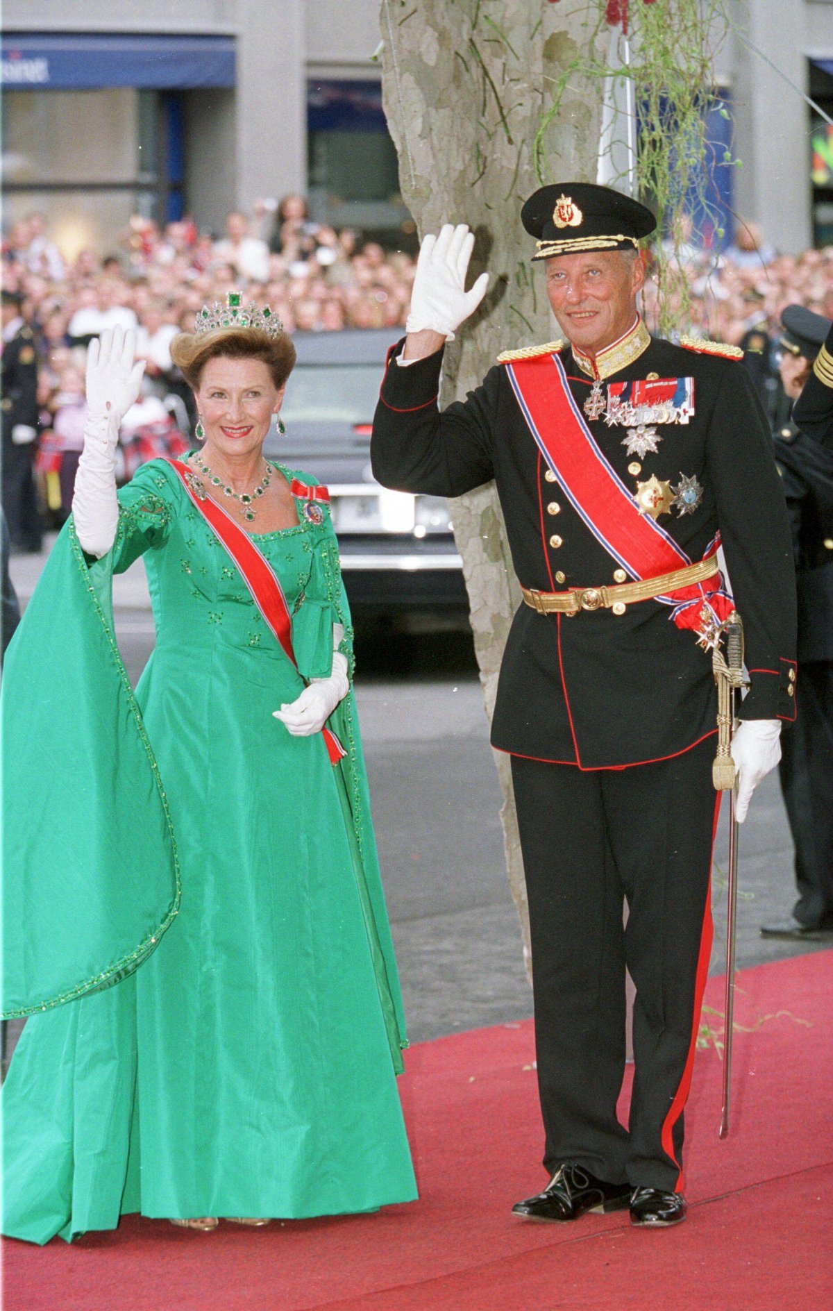 King Harald V and Queen Sonja of Norway attend the wedding of Crown Prince Haakon and Crown Princess Mette-Marit at Oslo Cathedral on August 25, 2001 (Charles Hammarsten/TT News Agency/Alamy)