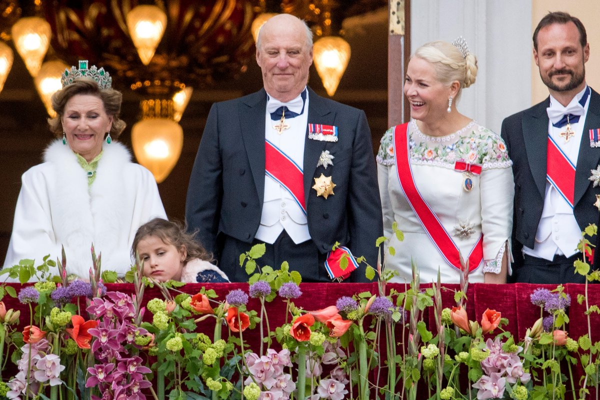 King Harald V and Queen Sonja of Norway celebrate their 80th birthdays at the Royal Palace in Oslo on May 9, 2017 (Patrick van Katwijk/DPA Picture Alliance/Alamy)
