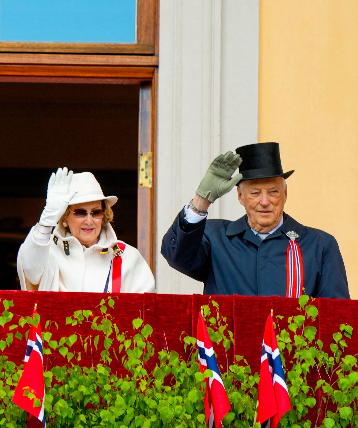 King Harald V and Queen Sonja of Norway wave from the balcony of the Royal Palace in Oslo on Norway's National Day, May 17, 2026 (Terje Pedersen/NTB/Alamy)