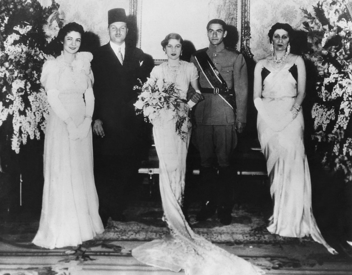Crown Prince Mohammad Reza Pahlavi of Iran marries Princess Fawzia of Egypt in Cairo on March 15, 1939; (L-R) Queen Farida, King Farouk, Princess Fawzia, the Crown Prince, and Queen Nazli (Everett Collection/Alamy)