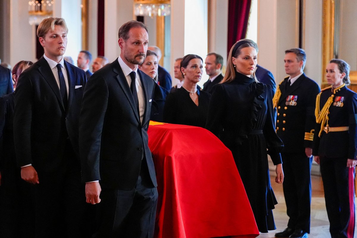 The King of Norway, with Crown Princess Ingrid Alexandra, Prince Sverre Magnus, and Princess Martha Louise, bring the coffin of King Harald V of Norway into the Royal Chapel at the Royal Palace in Oslo on August 31, 2026 (Lise Åserud/NTB/Alamy)