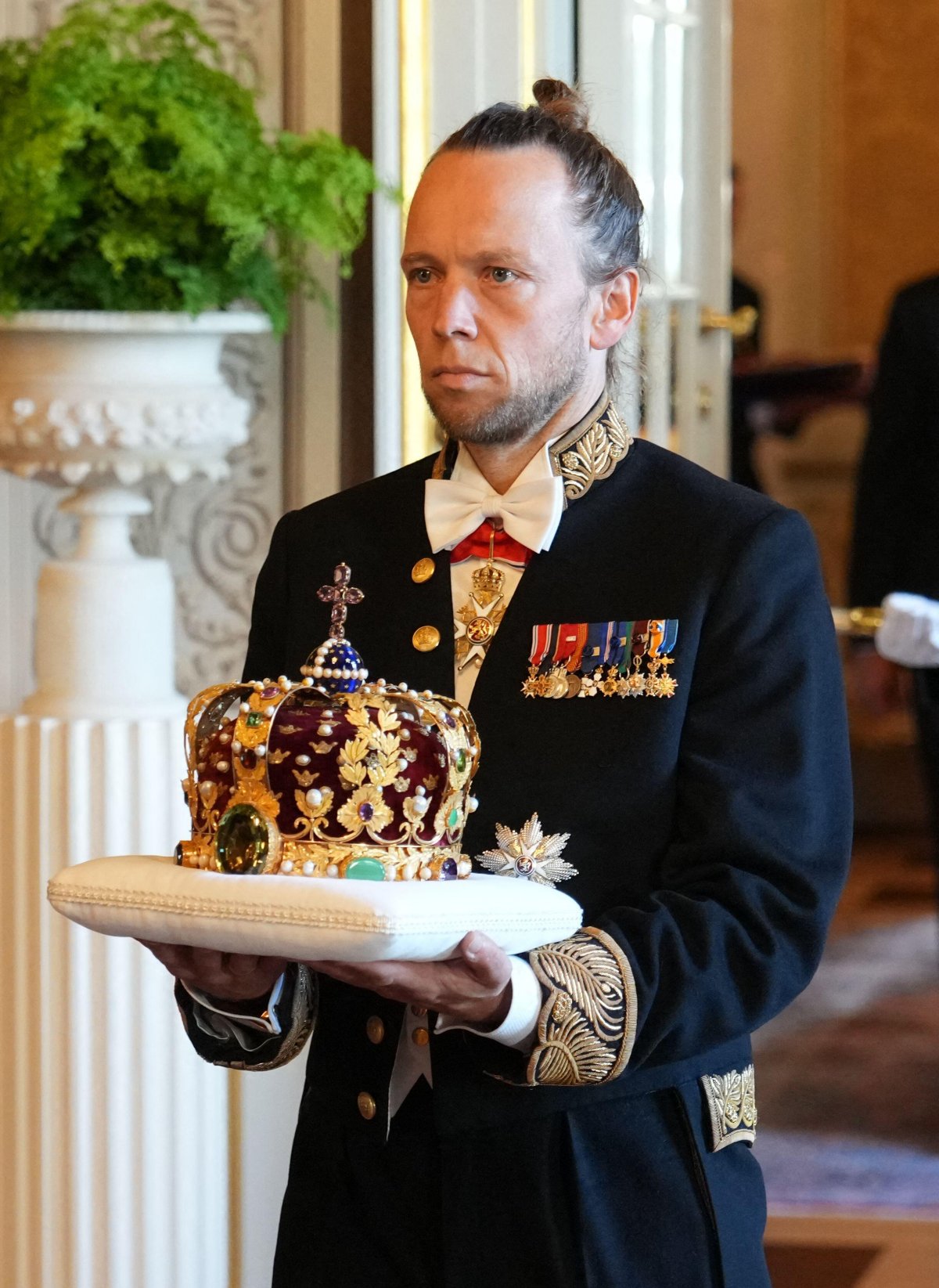 Olav Heian-Engdal, Chief of the Court, carries the Crown of Norway ahead of King Harald V's coffin in the Royal Palace in Oslo on August 31, 2026 (Ole Berg-Rusten/NTB/Alamy)