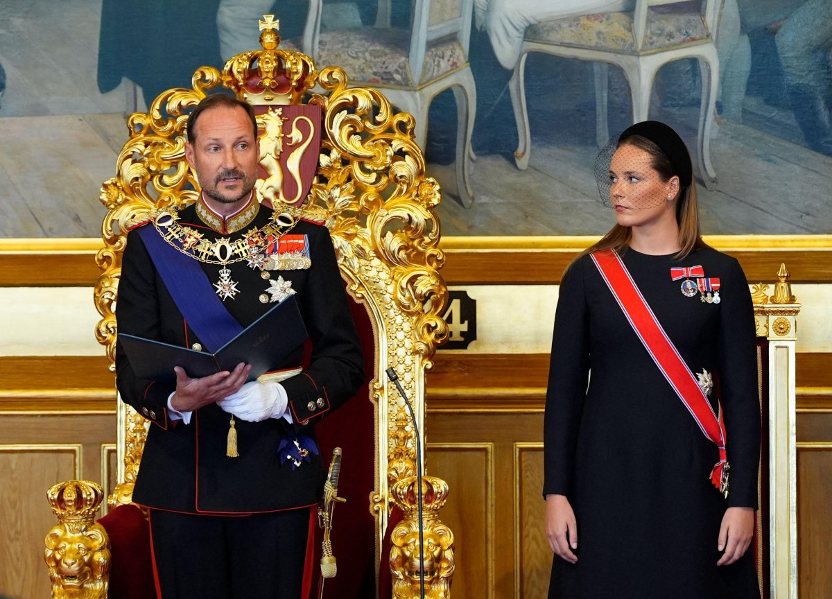 The King of Norway, with Crown Princess Ingrid Alexandra, Queen Sonja, and Prince Sverre Magnus, takes the oath according to the constitution at the Storting, Norway's parliament, in Oslo on September 1, 2026 (Lise Åserud/NTB/Alamy)