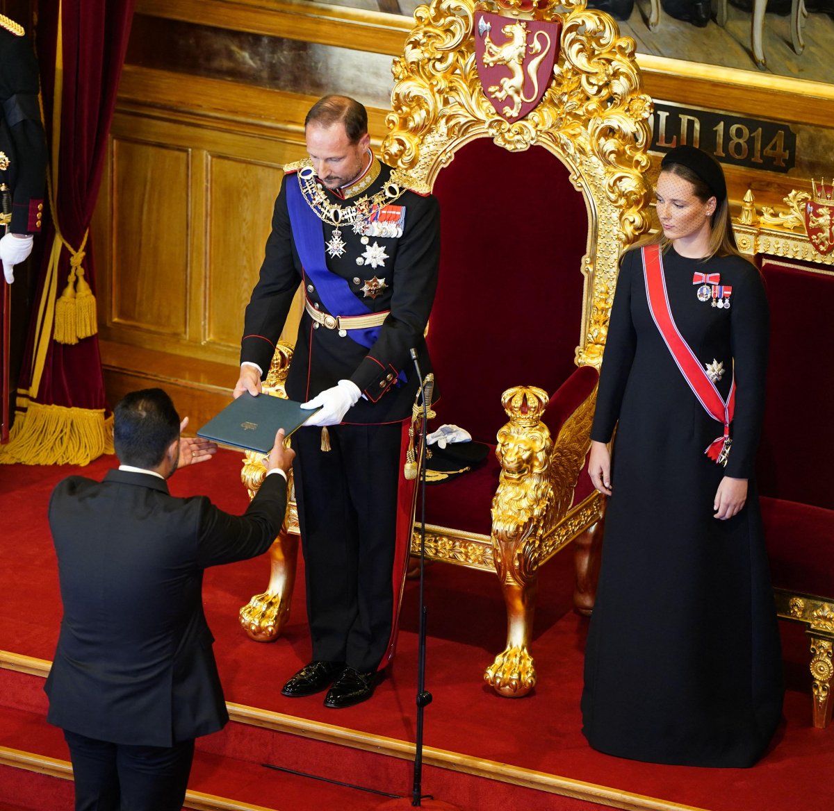 The King of Norway, with Crown Princess Ingrid Alexandra, Queen Sonja, and Prince Sverre Magnus, takes the oath according to the constitution at the Storting, Norway's parliament, in Oslo on September 1, 2026 (Haakon Mosvold Larsen/NTB/Alamy)