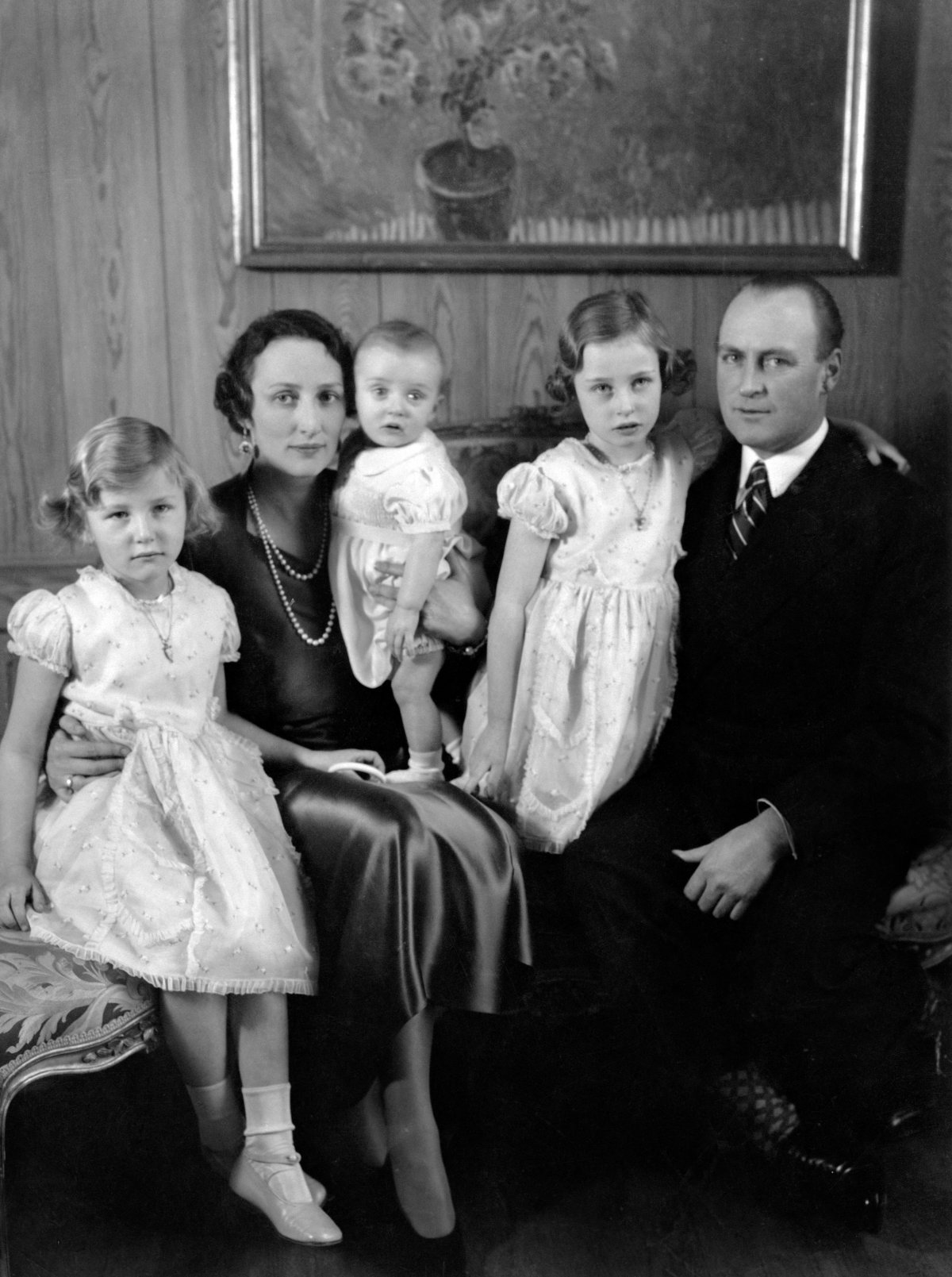 Princess Astrid, Crown Princess Martha, Prince Harald, Princess Ragnhild, and Crown Prince Olav of Norway pose for a family portrait, June 1937 (TT News Agency/Alamy)
