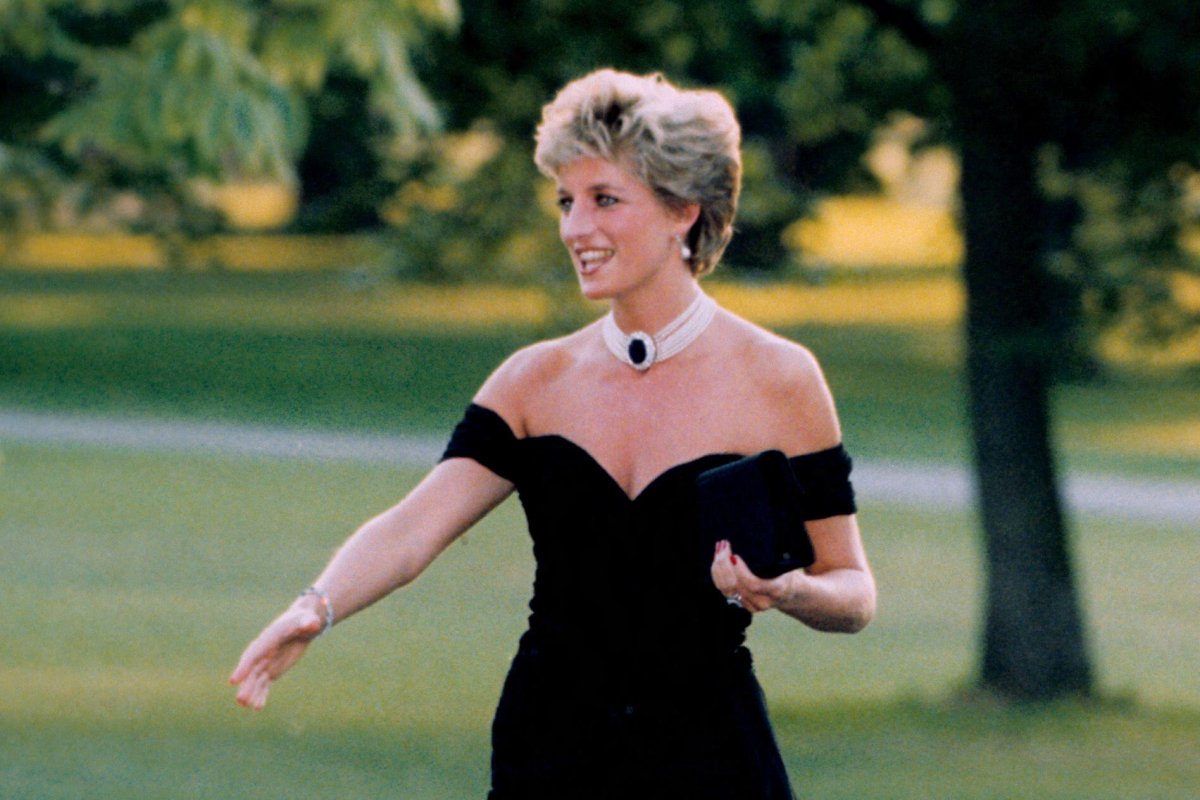 The Princess of Wales attends a reception and dinner at the Serpentine Gallery in London on June 29, 1994 (Anwar Hussein/Alamy)