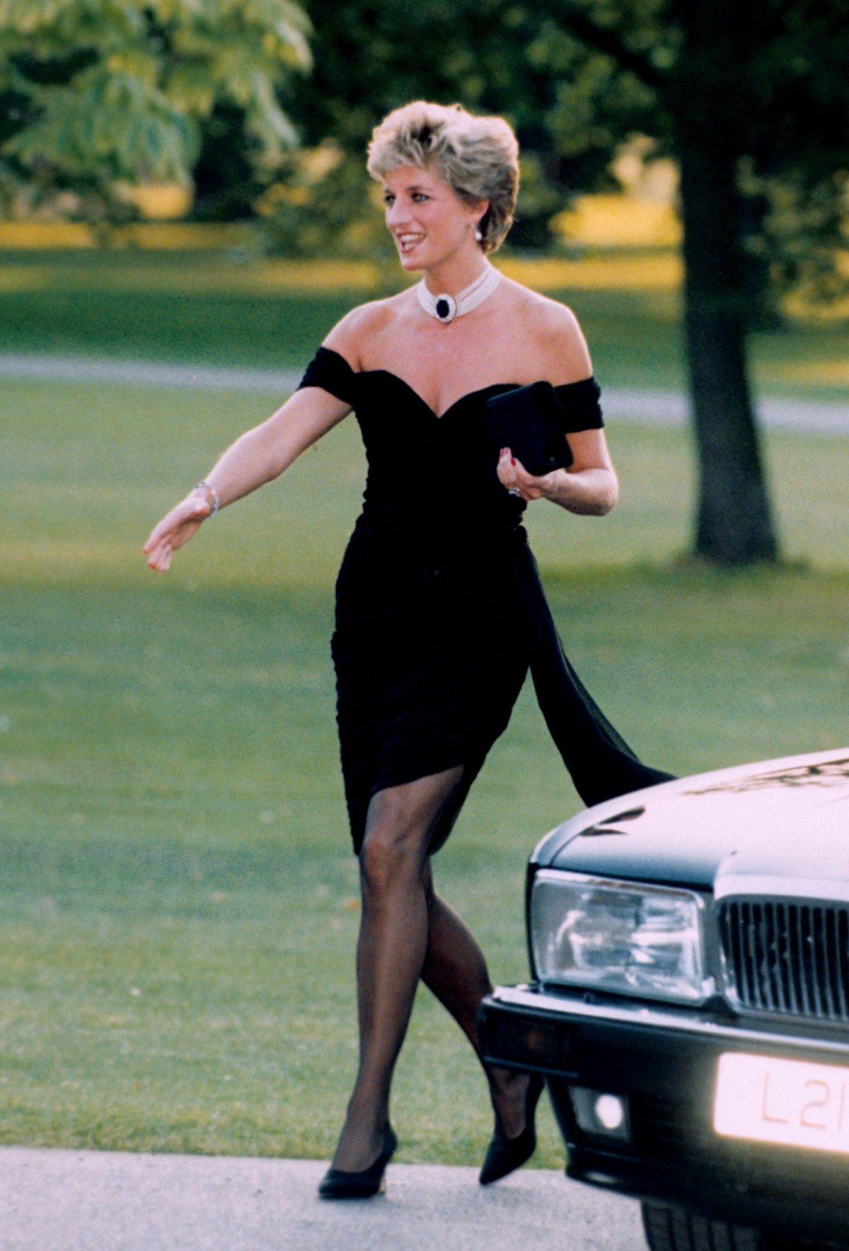 The Princess of Wales attends a reception and dinner at the Serpentine Gallery in London on June 29, 1994 (Anwar Hussein/Alamy)