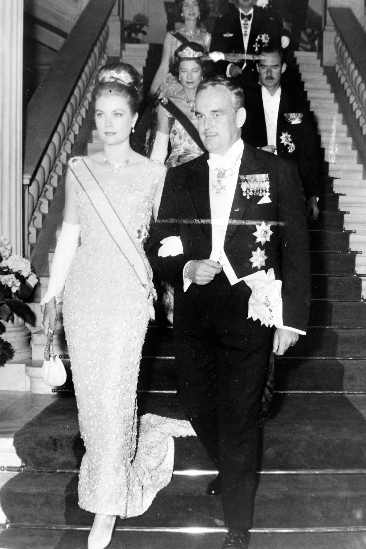 Prince Rainier III and Princess Grace of Monaco arrive for a pre-wedding ball at the Royal Palace in Athens on May 13, 1962 (Smith Archive/Alamy)