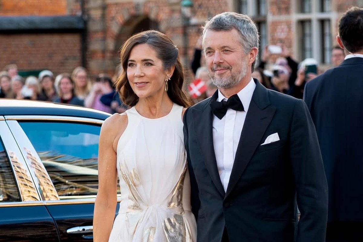 The King and Queen of Denmark unveil his new portrait in the Knights' Hall at Frederiksborg Castle on September 25, 2026 (Kongehuset)
