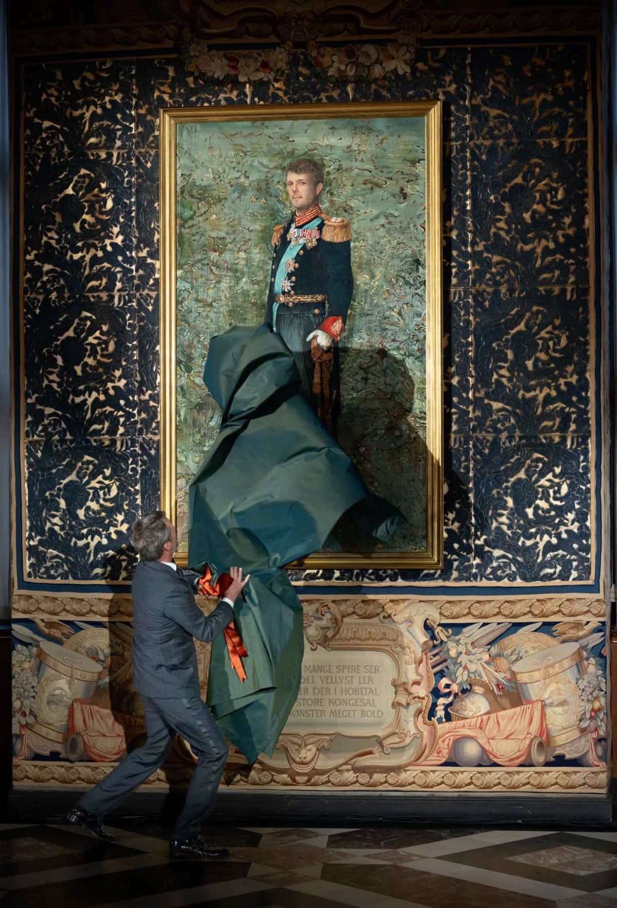 The King and Queen of Denmark unveil his new portrait in the Knights' Hall at Frederiksborg Castle on September 25, 2026 (Kongehuset)