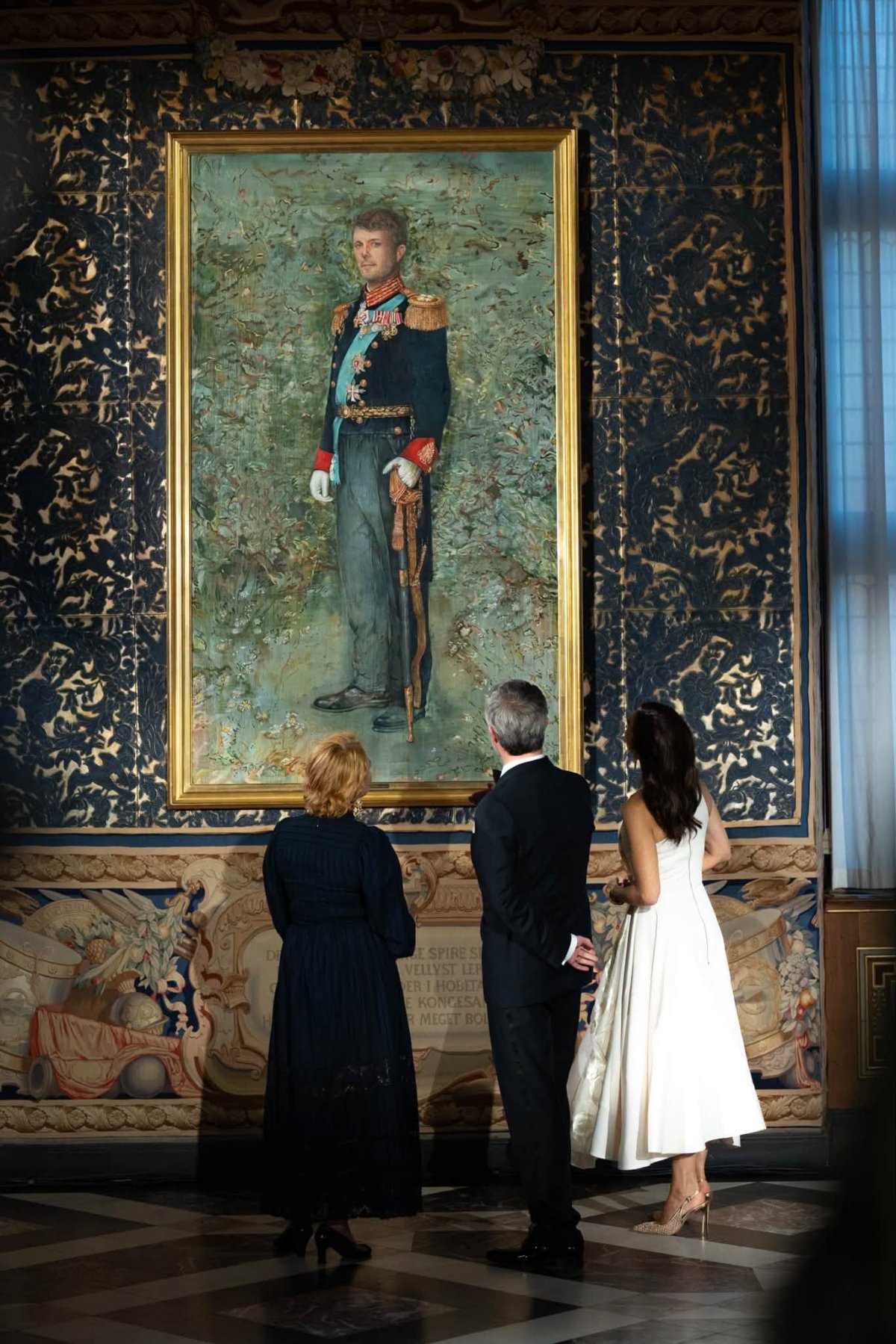 The King and Queen of Denmark unveil his new portrait in the Knights' Hall at Frederiksborg Castle on September 25, 2026 (Kongehuset)