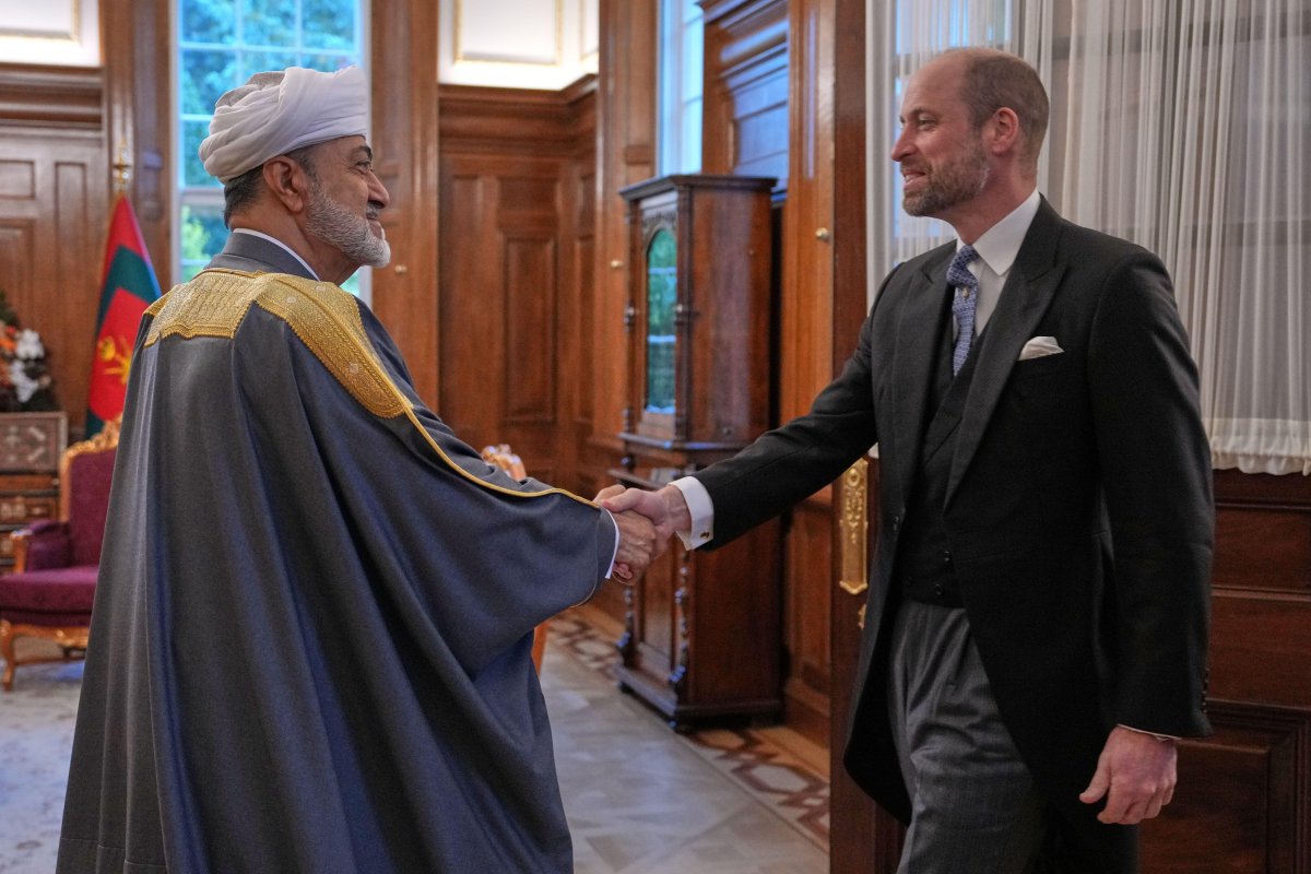The King and Queen of the United Kingdom, with the Prince and Princess of Wales, welcome the Sultan of Oman at the start of his state visit to Britain on October 20, 2026 (Kin Cheung/PA Images/Alamy)