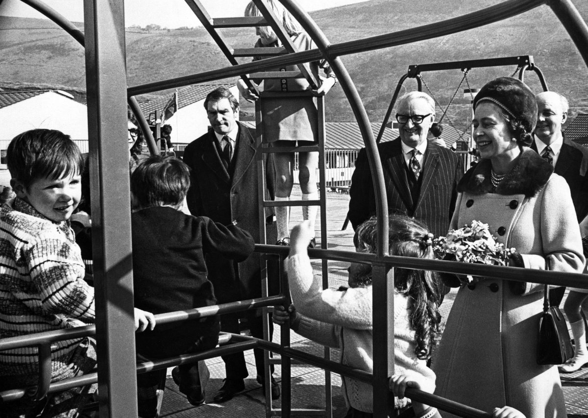 The Queen watches children in the play area as she opens the new Aberfan Community Center on March 9, 1973 (Mirrorpix/Alamy)