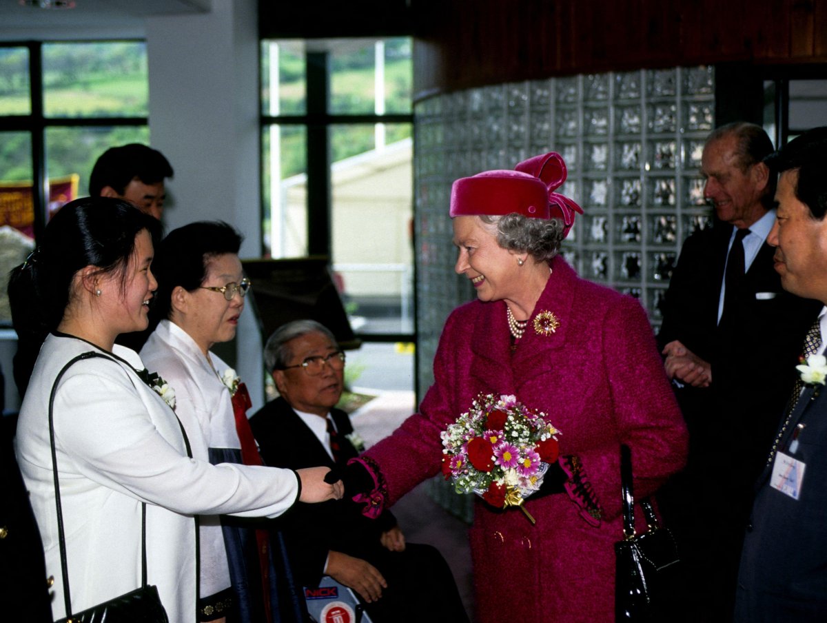 The Queen visits the village of Aberfan on May 9, 1997 (Anwar Hussein/Alamy)